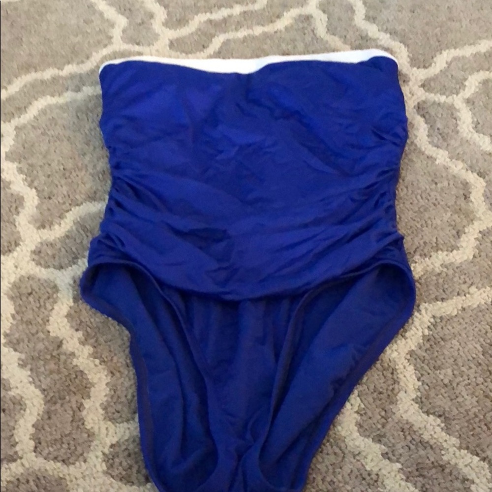 Beautiful bathing suit!!